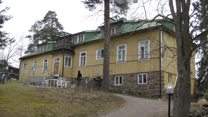 Före: Härbärget Väinöla i Esbo var undermåligt och slitet innan beslutet togs att riva och bygga nytt. Här bodde hemlösa män i flerbäddsrum.