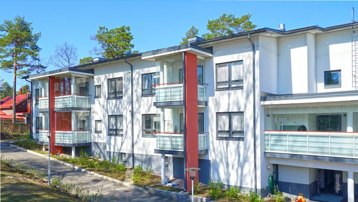 Efter: På samma plats skapades Bostad först Väinöla som stod klart för inflyttning 2014. Istället för tidigare gemensamma utrymmen för tillfälliga övernattningsgäster skapades 33 lägenheter. Boendet ordnar aktiviteter där även grannar bjuds in.