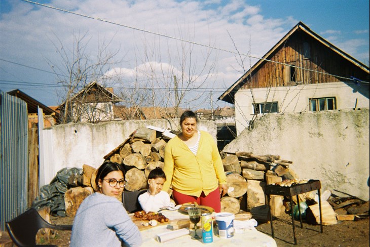 Ännu en grilldag. Hela familjen sitter och äter middag i trädgården. Från vänster: barnen Diana och Soni. Bredvid Soni står barnens mamma, Corina.