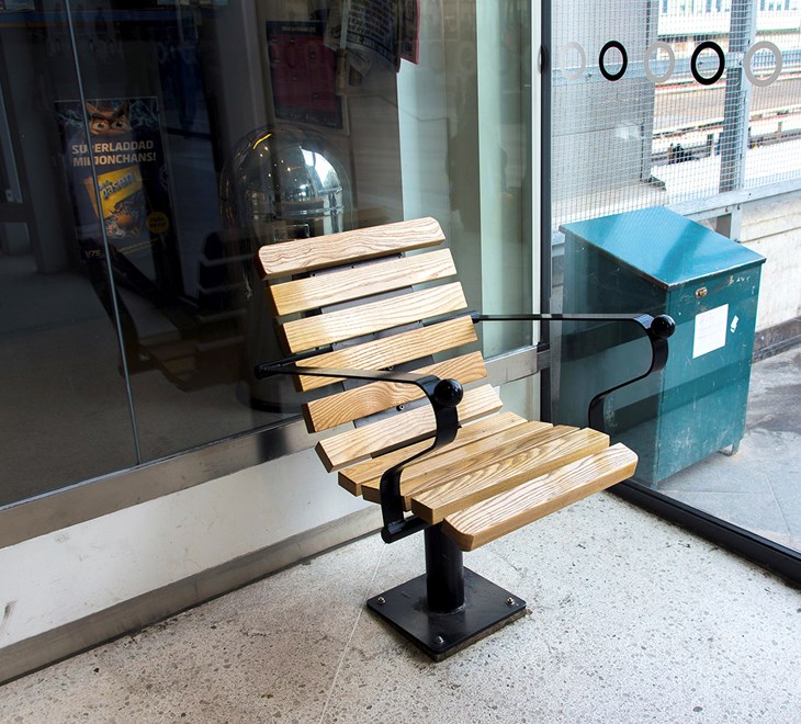 Stolar i stället för bänkar på Stockholms Centralstation.