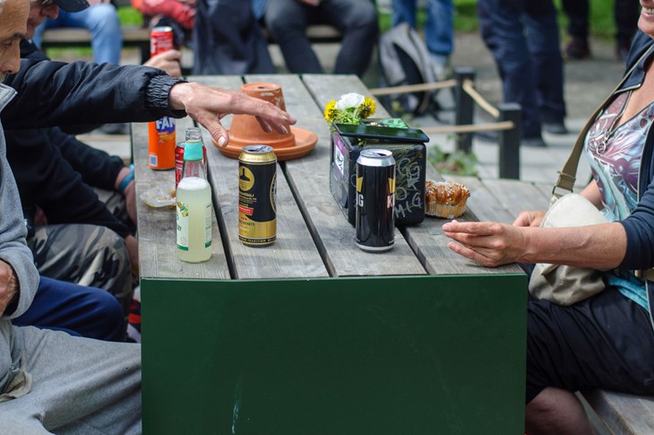 Berusningsdrycker får förtäras på plats. Men ej utanför området.