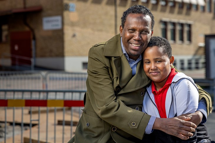 ”Flera av papporna har blivit vänner genom våra träffar. De pratar med varandra om barnen, om skolan och de svårigheter och utmaningar de upplever”, säger Mohammed Hersi, aktivitetsledare i Angered. Här tillsammans med sonen Lucman.
