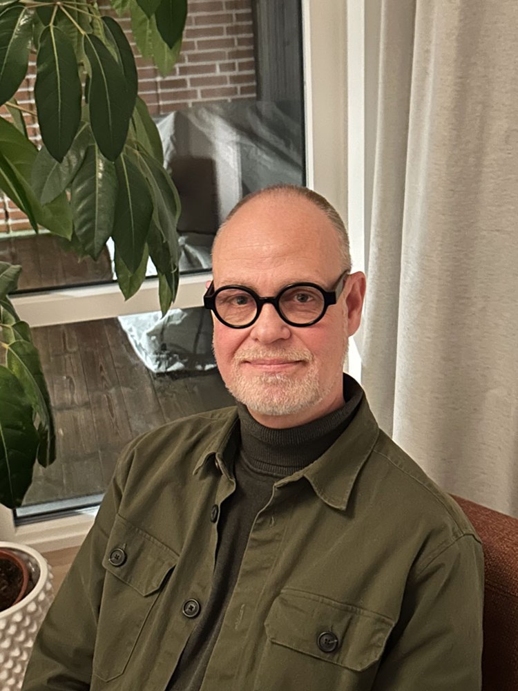 ”Det är å ena sidan absurt för mig att ha en så känd bror, å andra sidan intressant att många ändå inte vet vem han är. Henrik är både jättekänd och helt okänd”, berättar storebror Fredrik Lindvall.