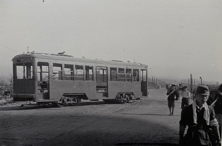 Vagn 651 befann sig 730 meter från atombombens epicentrum. Den restaurerades och var åter i trafik ett halvår senare. Den är fortfarande i trafik i  dag.