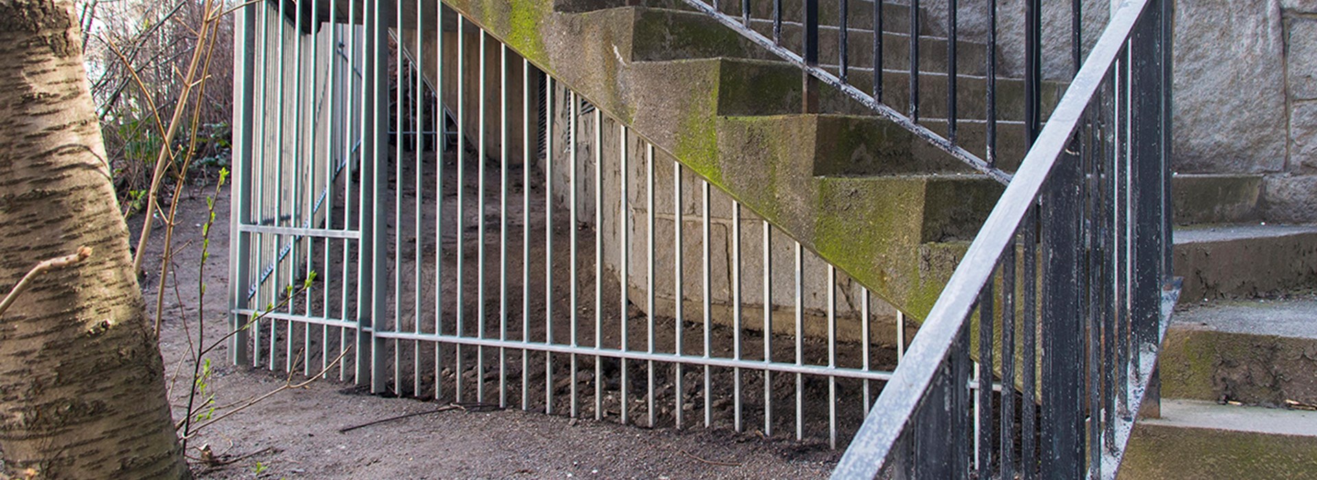 Staket under trappa till Stadsarkivet, Kungsholmen har byggts för att förhindra nattgäster.